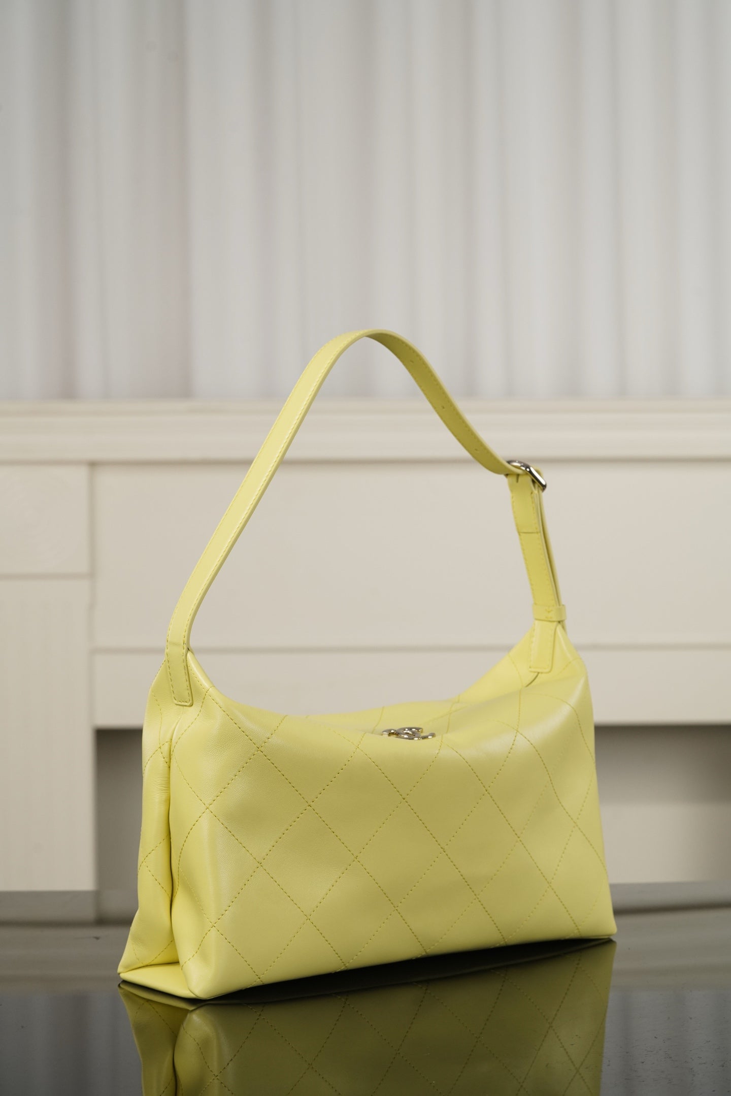 Chanel hobo bag in light yellow leather with curved handle and diamond quilting detail