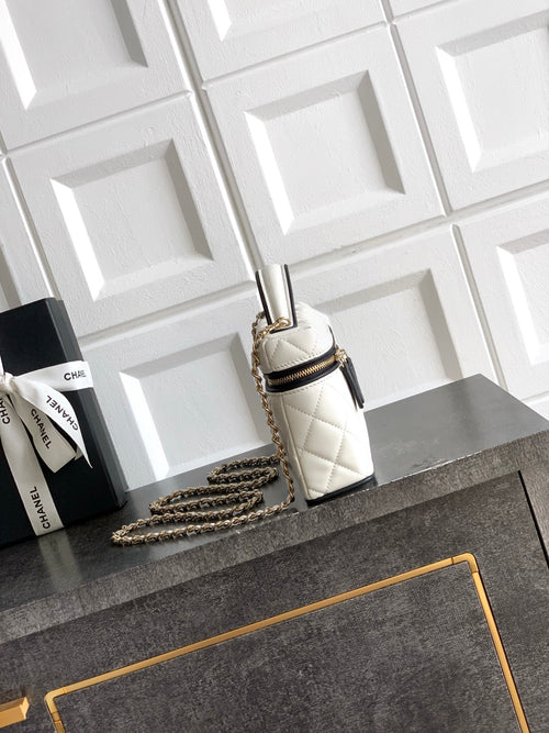 Small quilted handbag with chain strap and gold-tone zipper, white with black trim