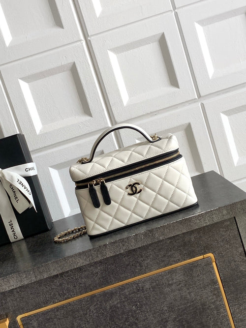 Quilted shoulder bag in white with chain strap and gold-tone logo clasp