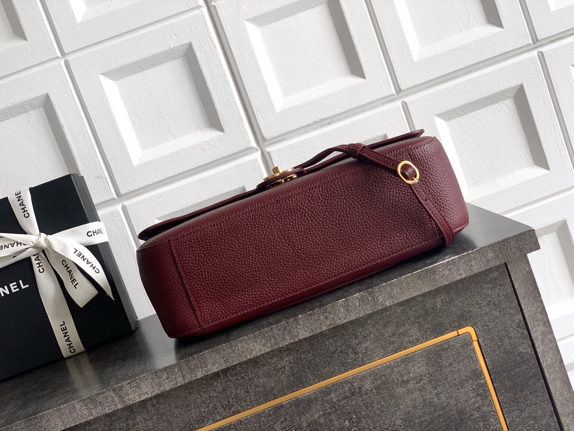 Chanel shoulder bag in burgundy textured leather with gold-tone top clasp