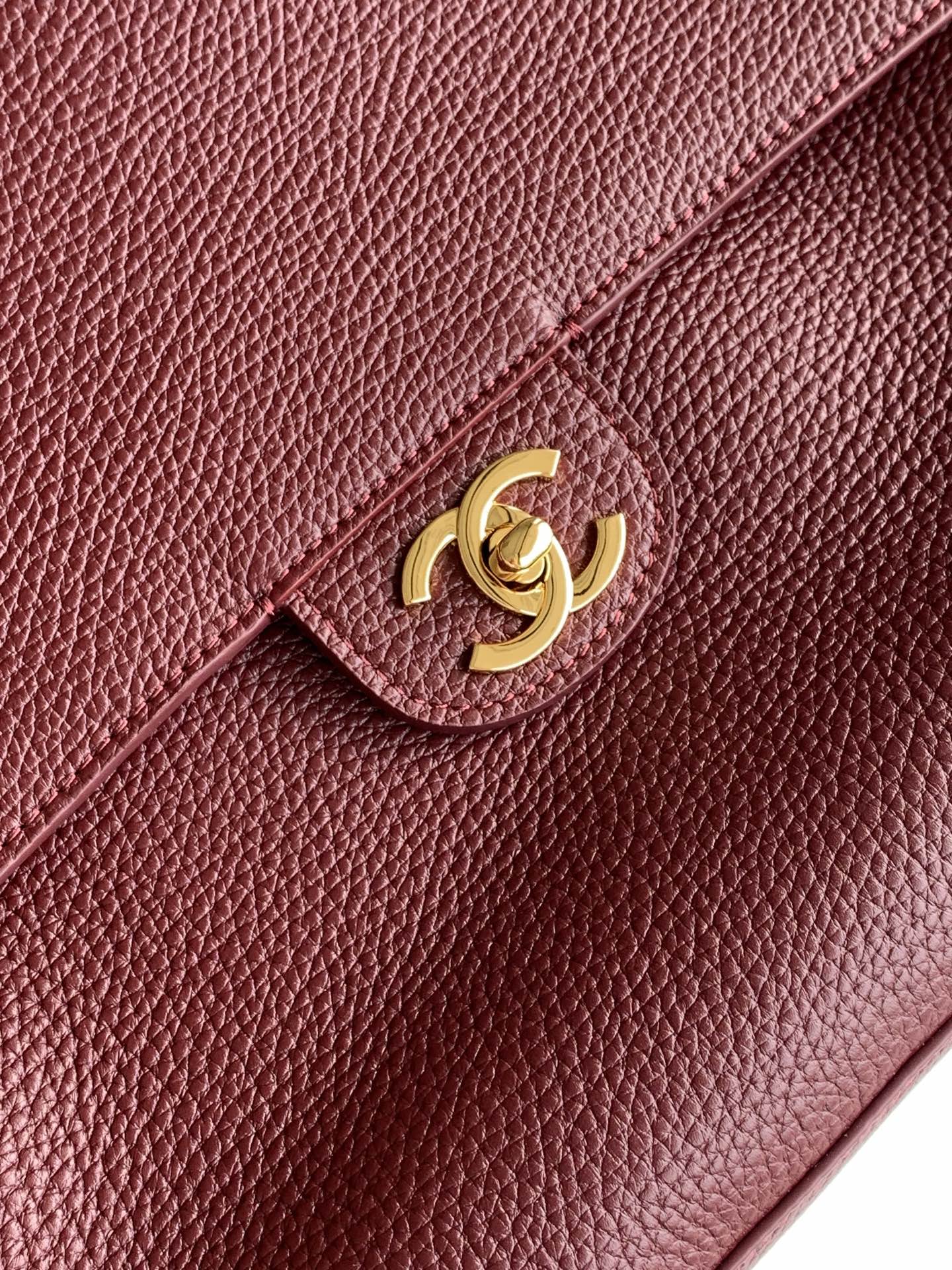 Burgundy textured leather flap bag with gold-tone Chanel CC emblem