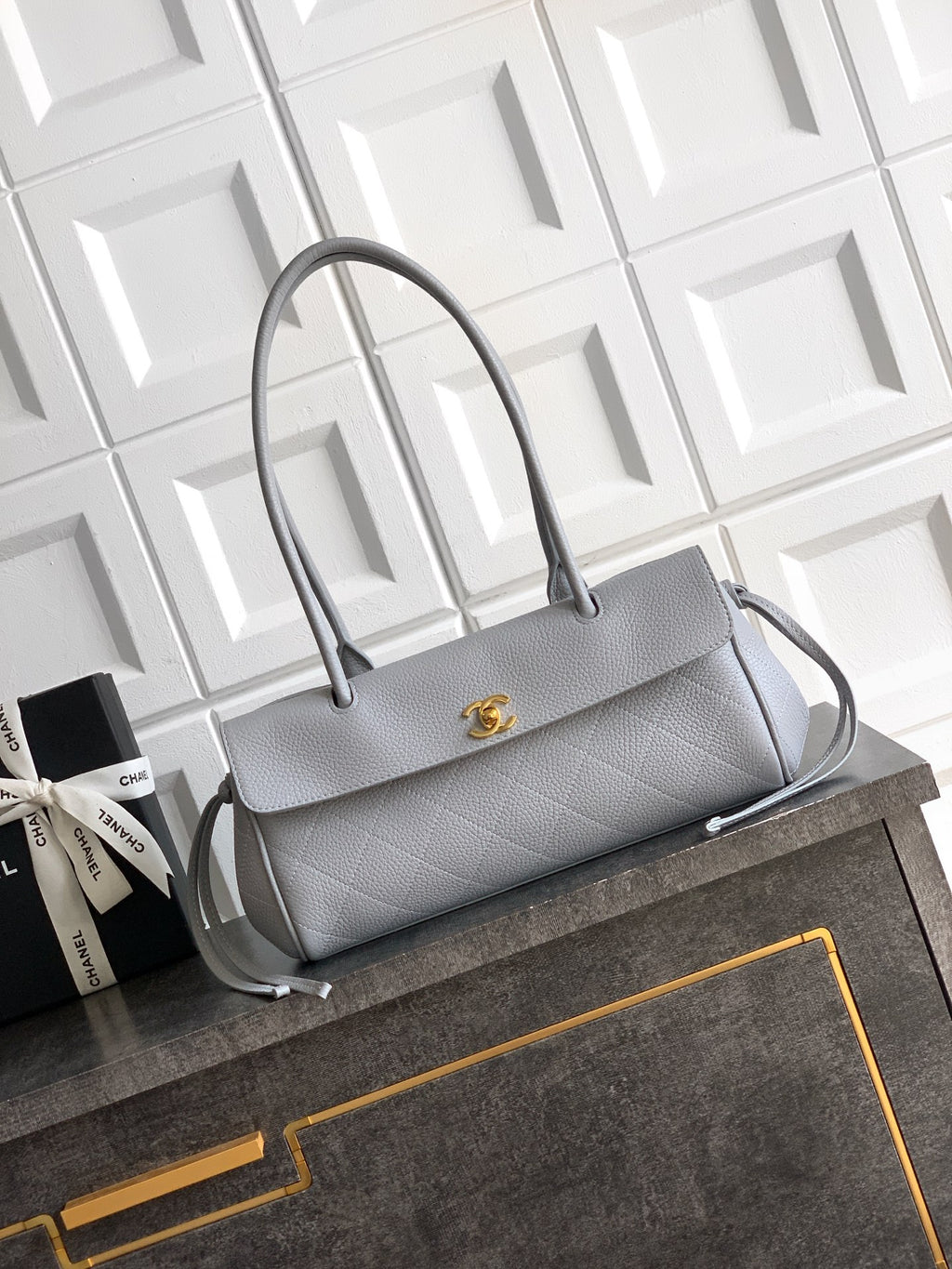 Chanel structured tote bag in light gray leather with gold CC clasp and top handles