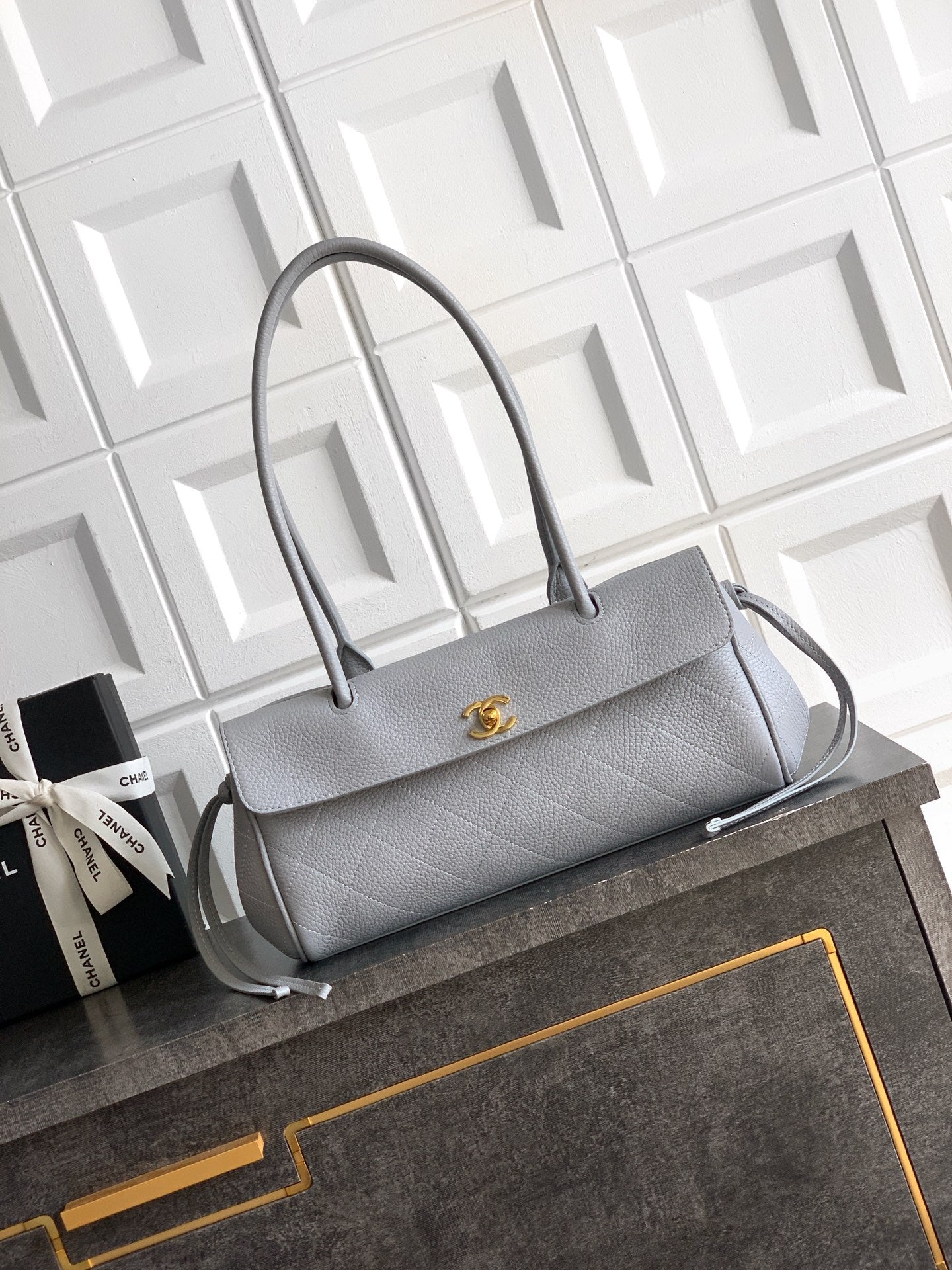 Chanel structured tote bag in light gray leather with gold CC clasp and top handles