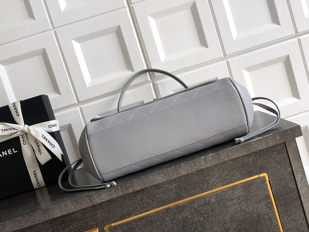 Chanel bag in light gray leather with flap front, top handle and shoulder strap