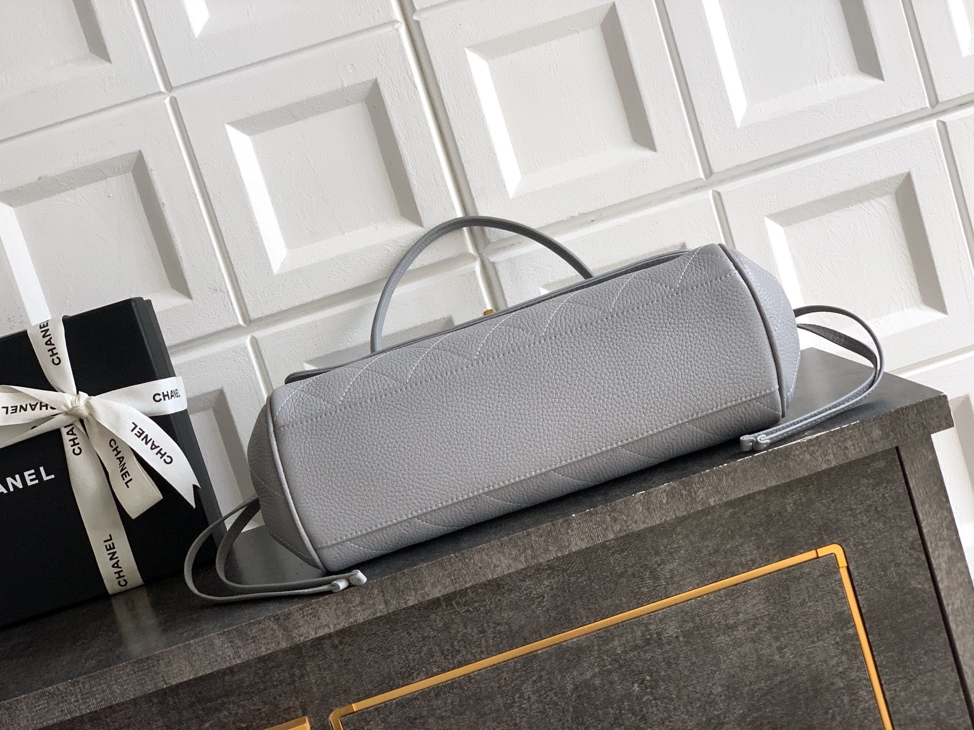 Chanel bag in light gray leather with flap front, top handle and shoulder strap