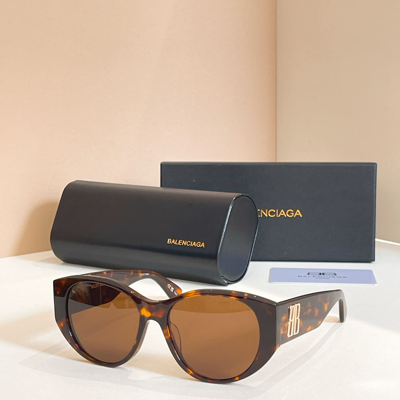 Brown sunglasses with amber lenses, with black case