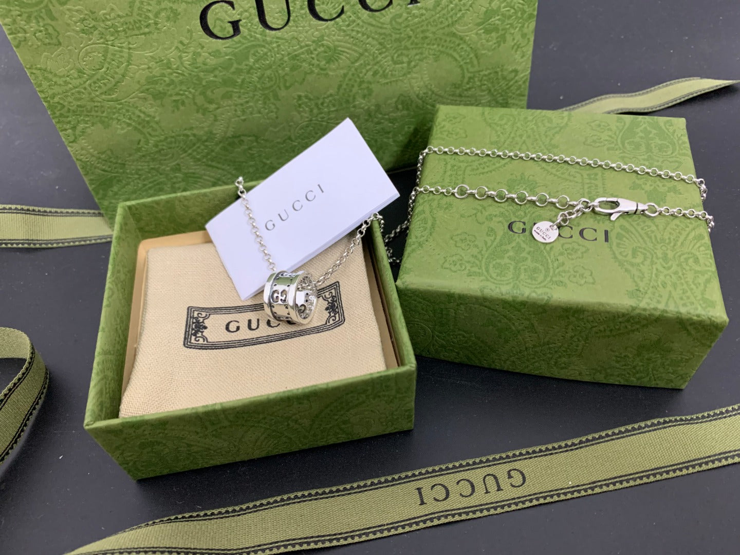 Silver Gucci pendant necklace with chain in green gift box with white card