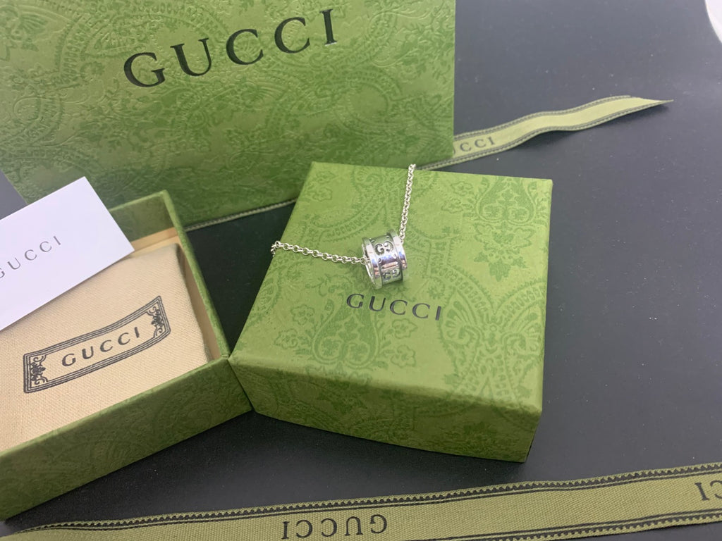 Silver Gucci pendant necklace with chain and heart charm, in green gift box