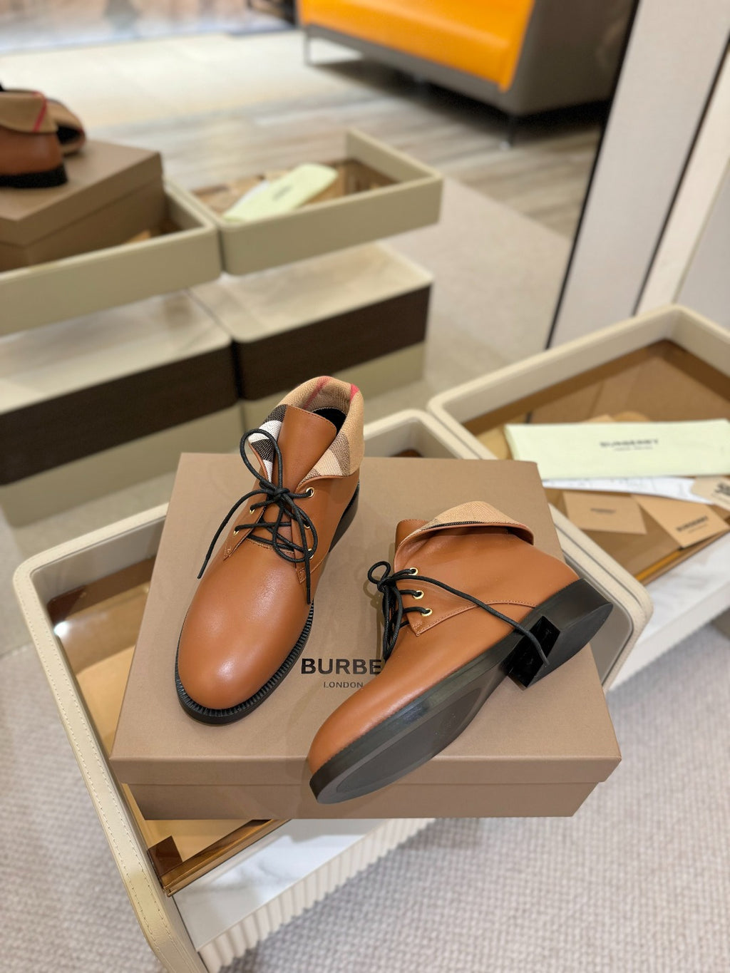 Burberry tan leather lace-up shoes with beige tongue and low black heel