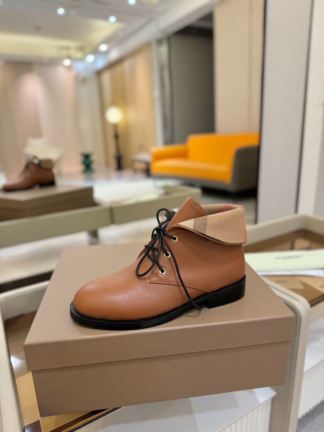 Burberry lace-up leather oxford shoes with beige tongue and dark rubber sole