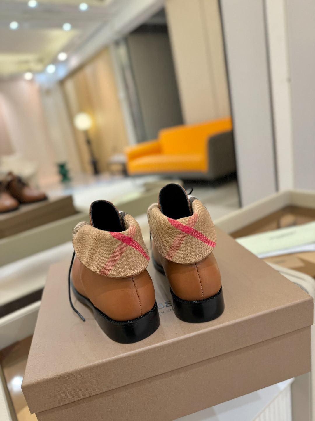 Burberry tan leather lace-up shoes with beige tongue and dark rubber heel
