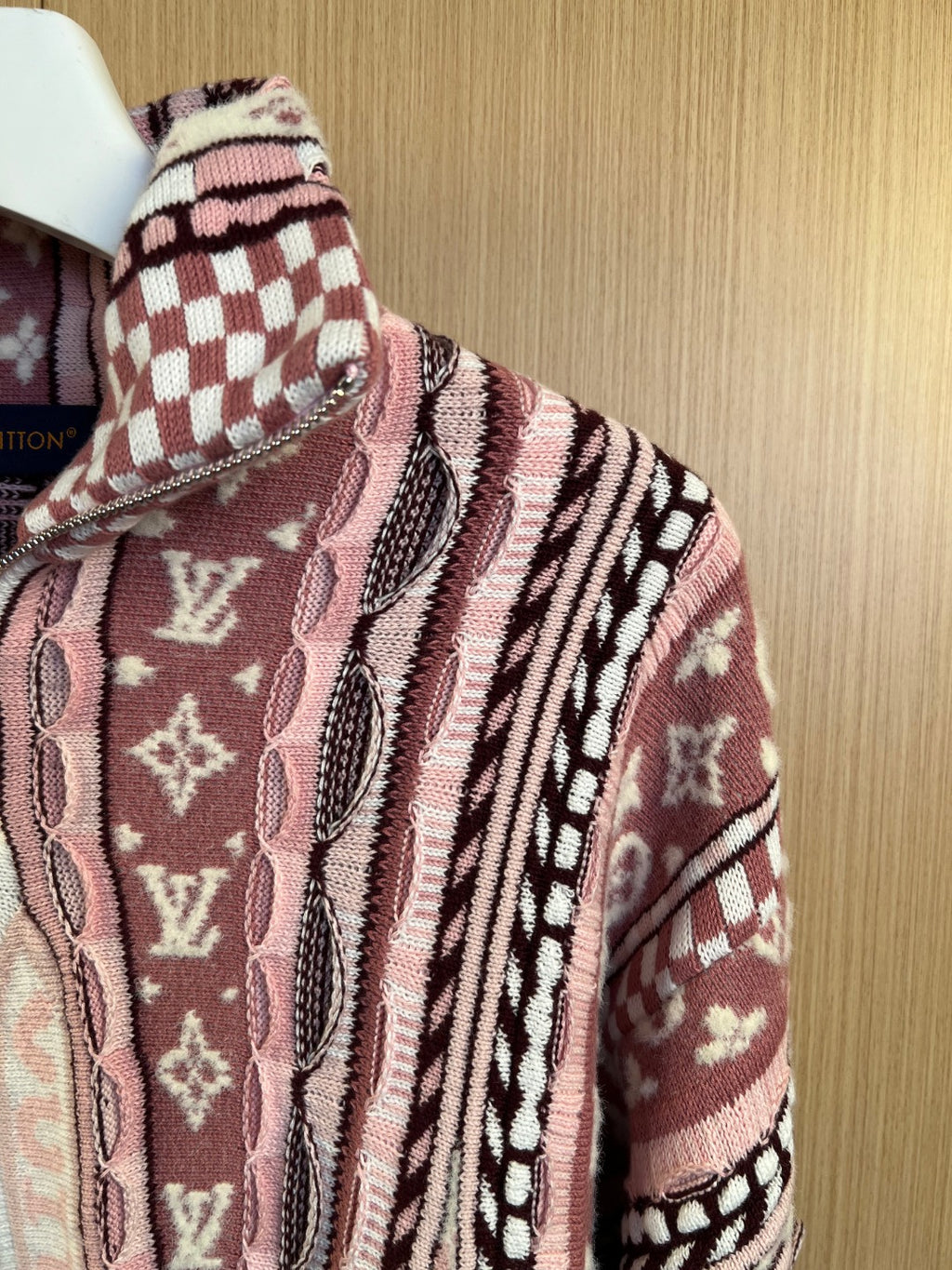 Long-sleeve cardigan sleeve with multicolor knit pattern and stripe trim