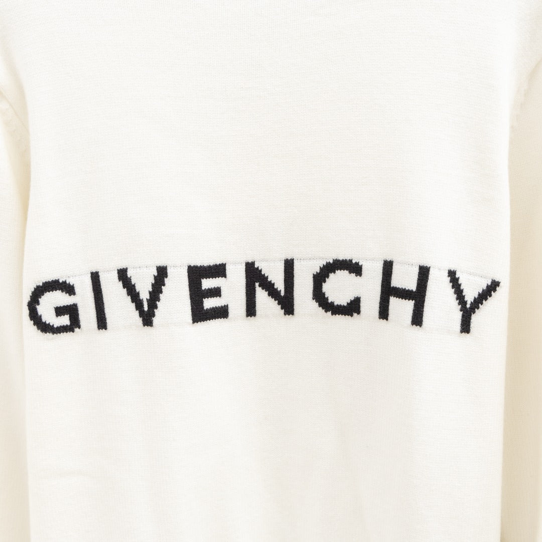 Givenchy T-shirt hem with black logo print