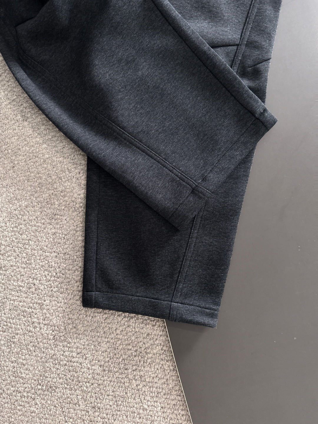 Dark jogger pants with side seam and slanted pocket openings