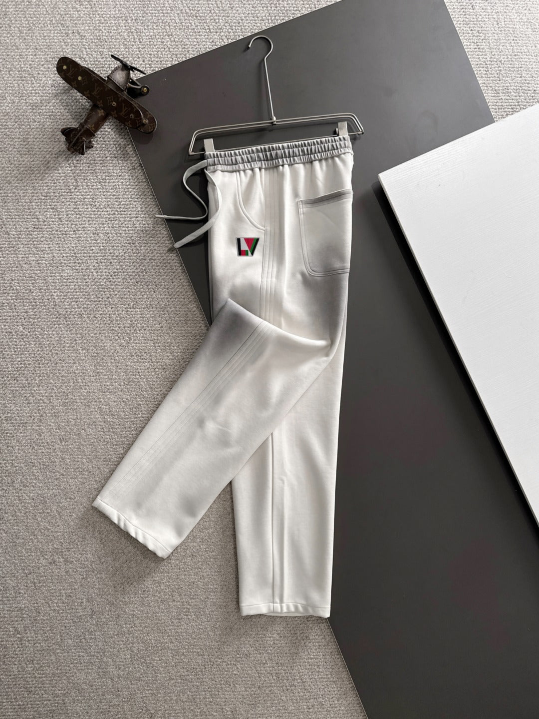 Louis Vuitton pants in white with elastic waistband and multicolor LV logo patch