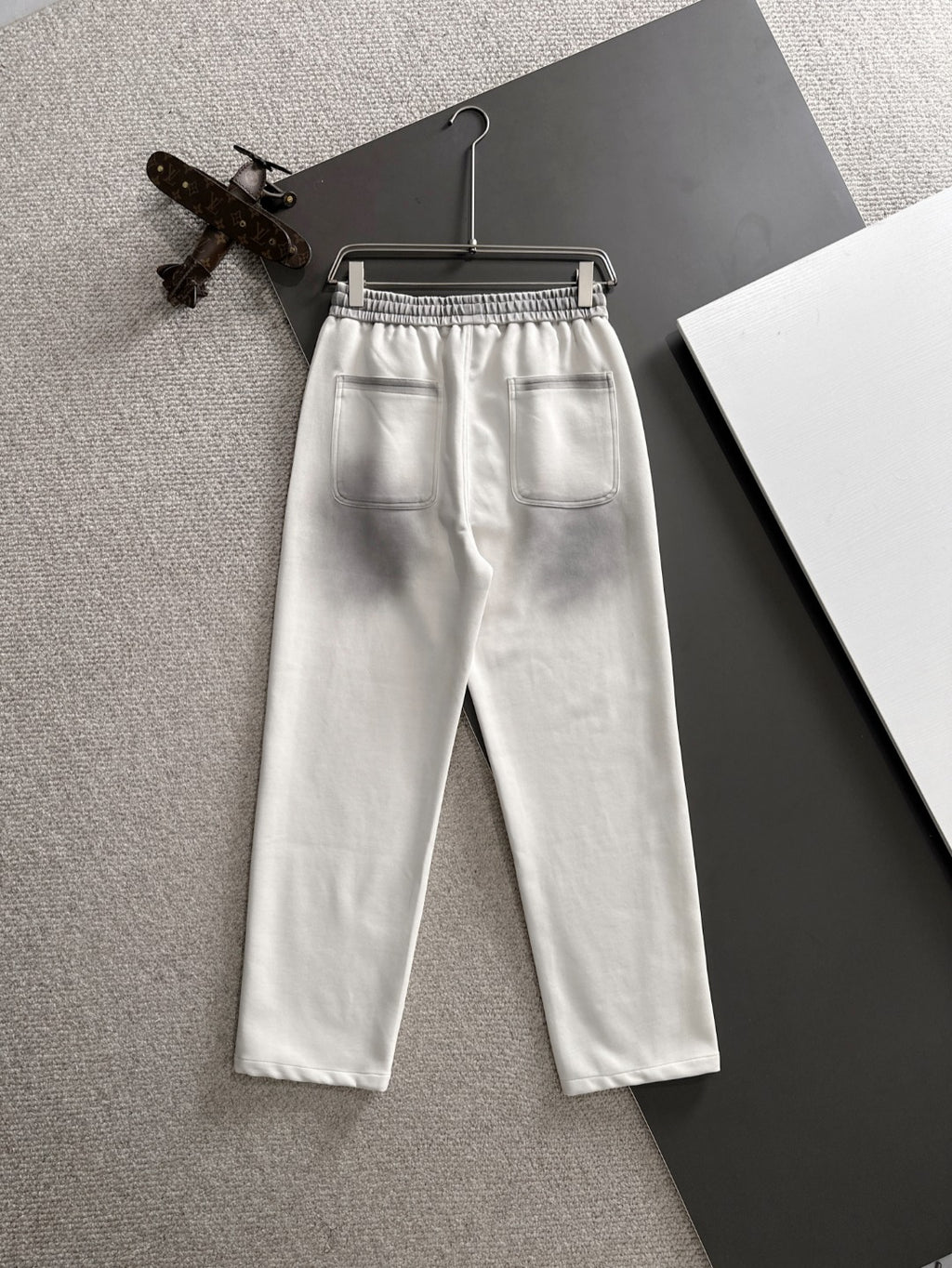 Louis Vuitton pants in white with elastic waistband and front patch pockets