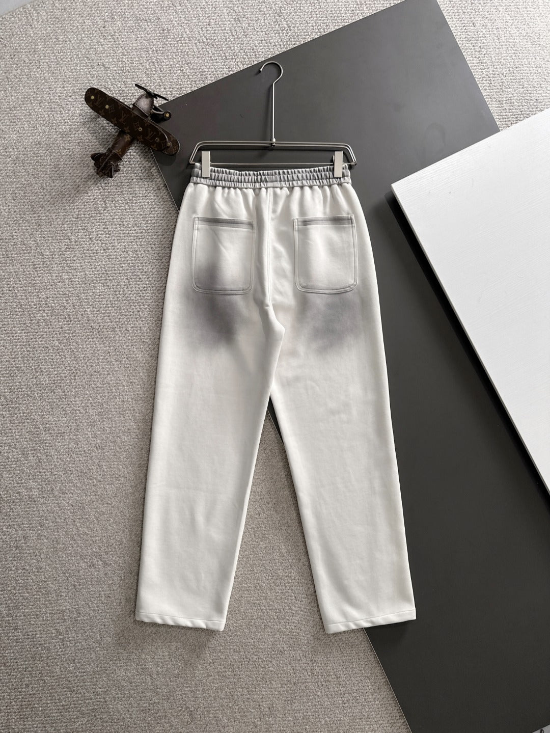 Louis Vuitton pants in white with elastic waistband and front patch pockets