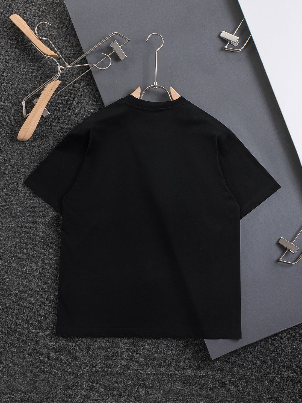 Black short-sleeve T-shirt, crew neck and relaxed fit