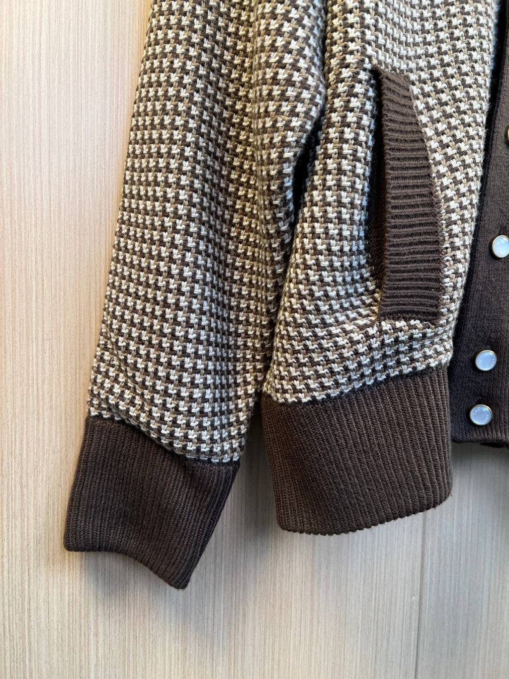 Two-tone knit cardigan sleeve with houndstooth pattern and dark ribbed cuff