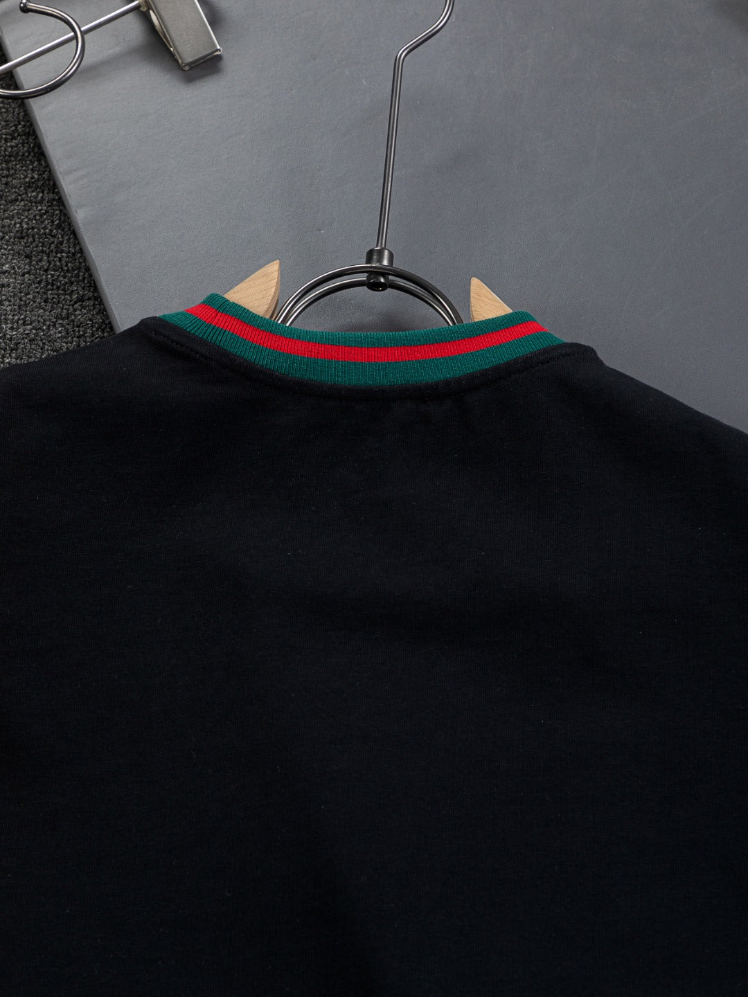 Gucci short-sleeve T-shirt neckline, black with green red striped collar trim
