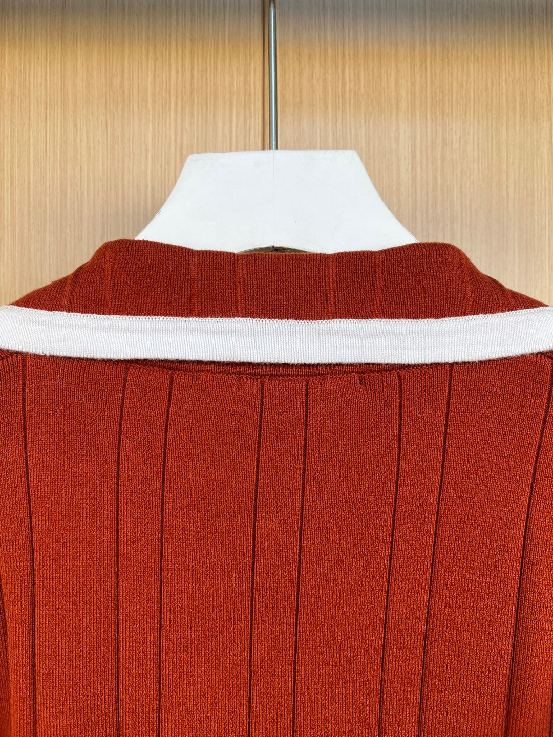 Rust red ribbed cardigan back with white collar band trim