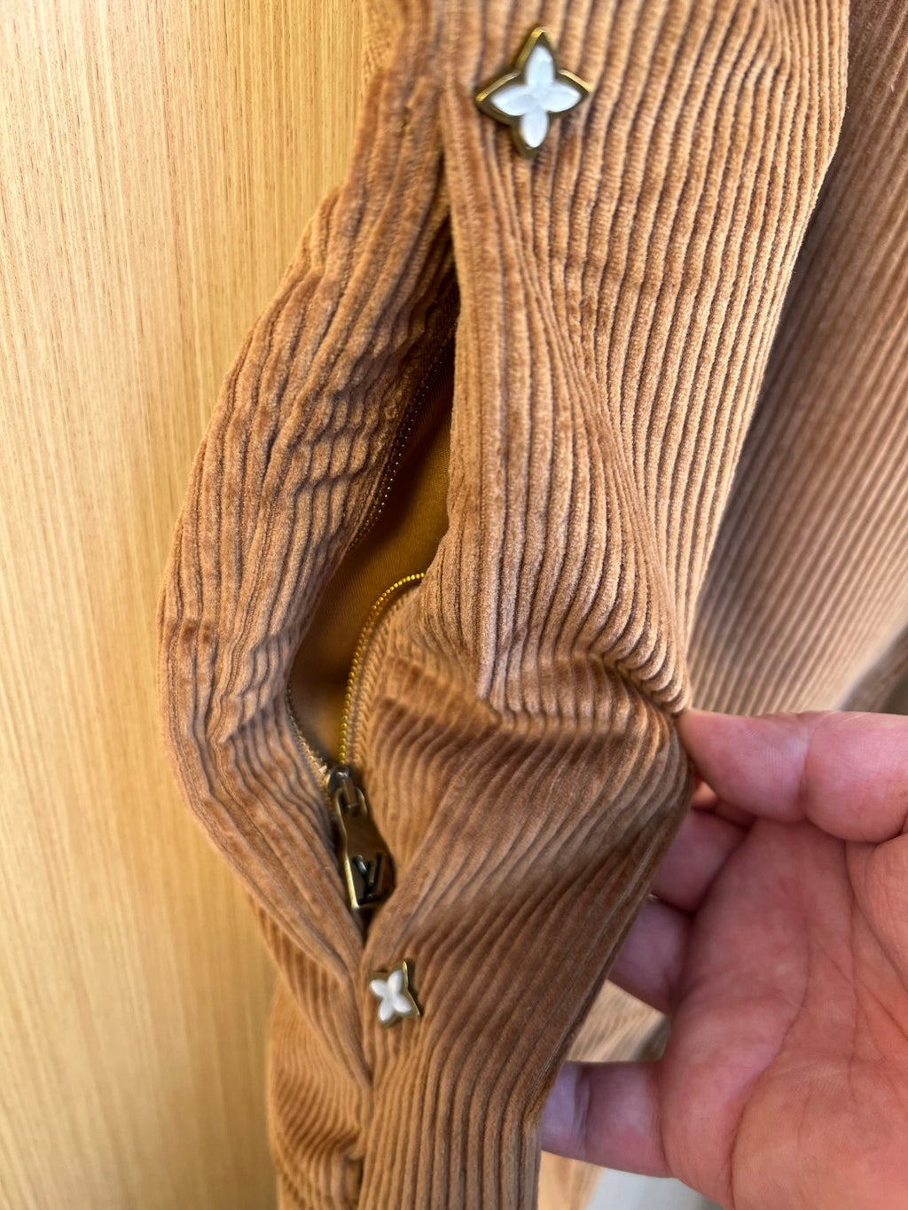Corduroy pants pocket with zipper and small star pull