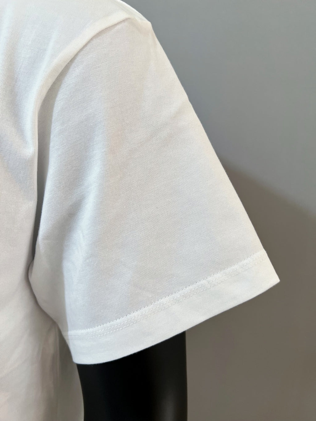 White Gucci T-shirt short sleeve with clean hem finish on side view