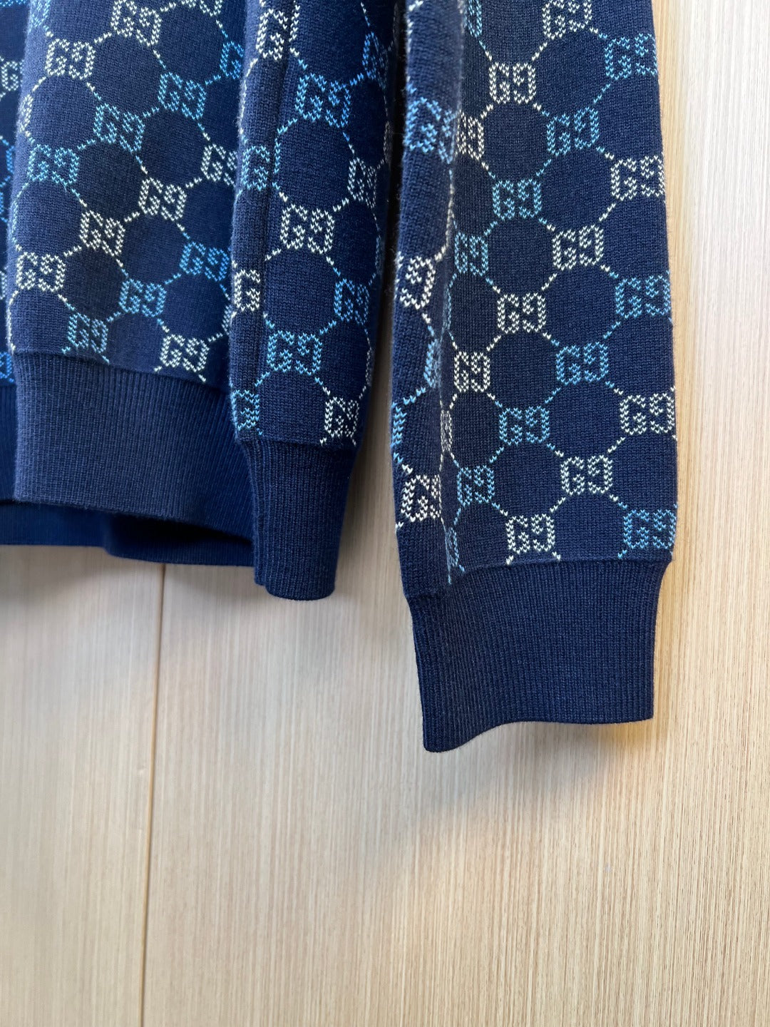 Dark blue Gucci knit sleeve with GG monogram pattern and ribbed cuff