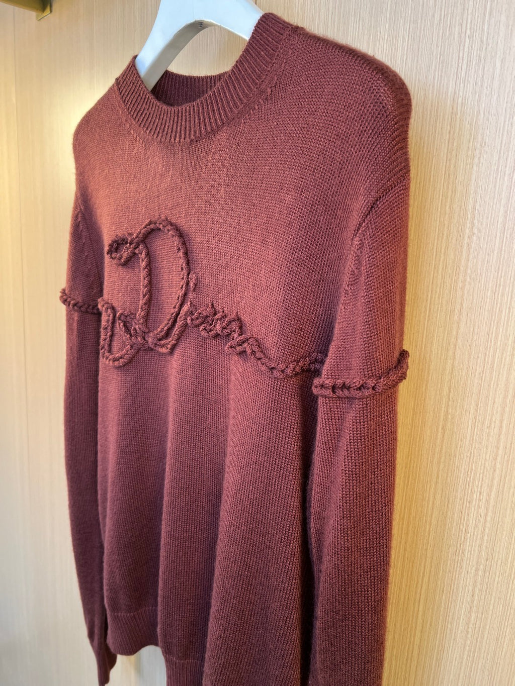 Burgundy knit sweater with heart-shaped embroidered motif and long sleeves