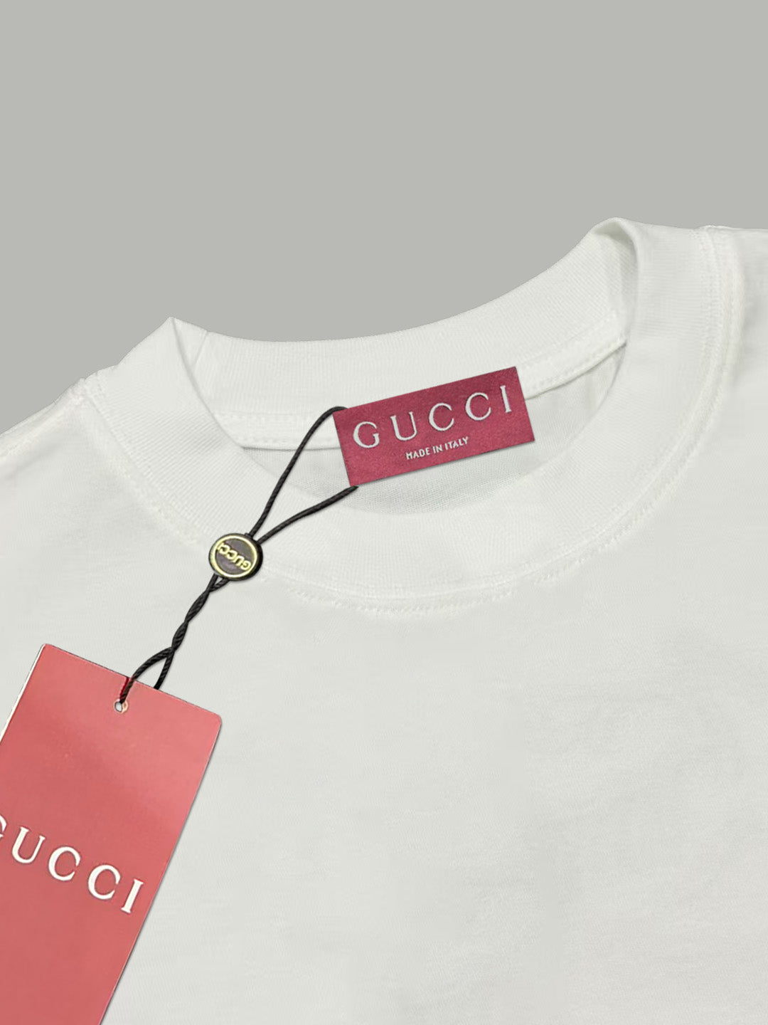 White short-sleeve T-shirt with Gucci neck label and red brand tag