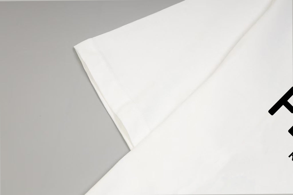 White T-shirt sleeve seam and shoulder construction