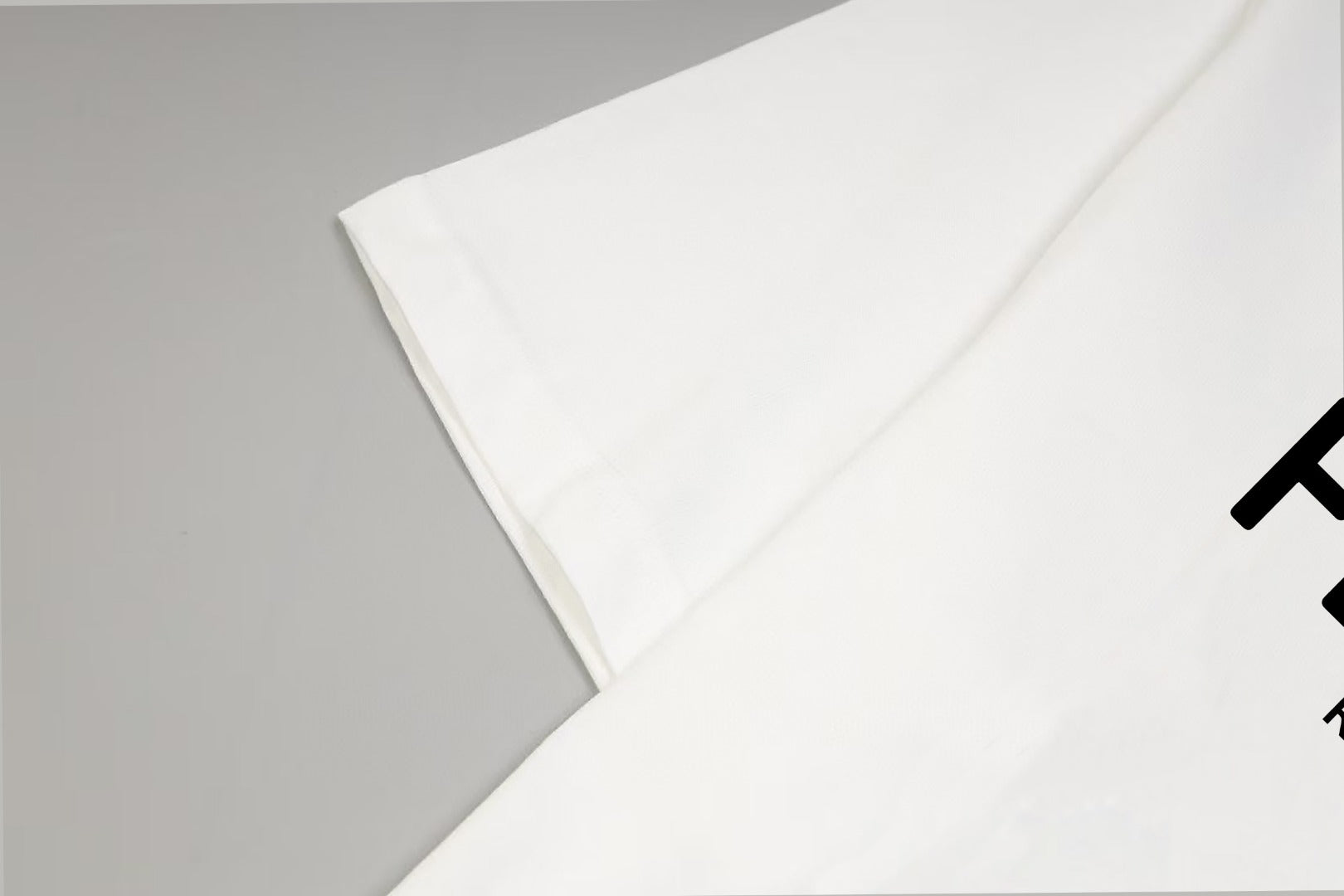 White T-shirt sleeve seam and shoulder construction