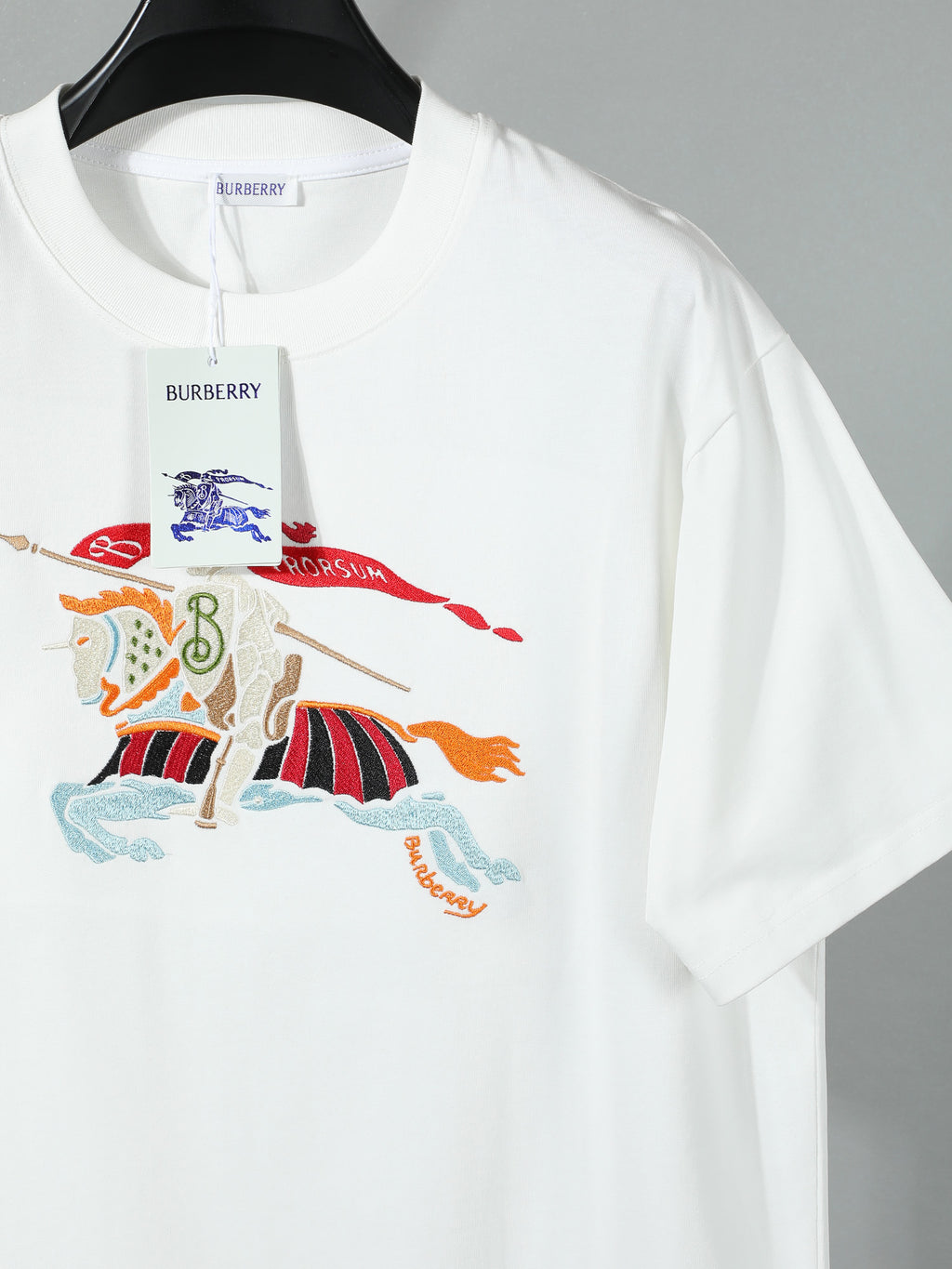 White crewneck T-shirt with embroidered multicolor racing horse graphic