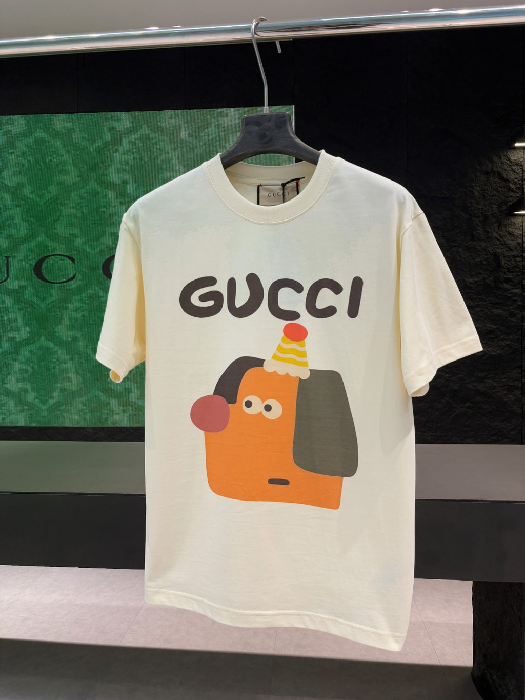 Cream short-sleeve T-shirt with Gucci graphic on front