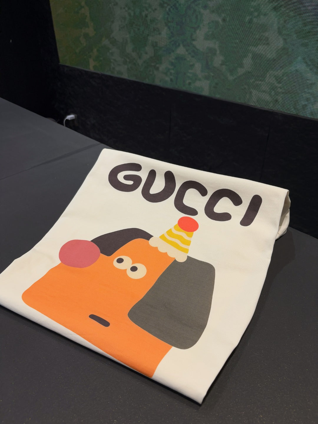 Cream short-sleeve T-shirt folded with Gucci logo and cartoon graphic