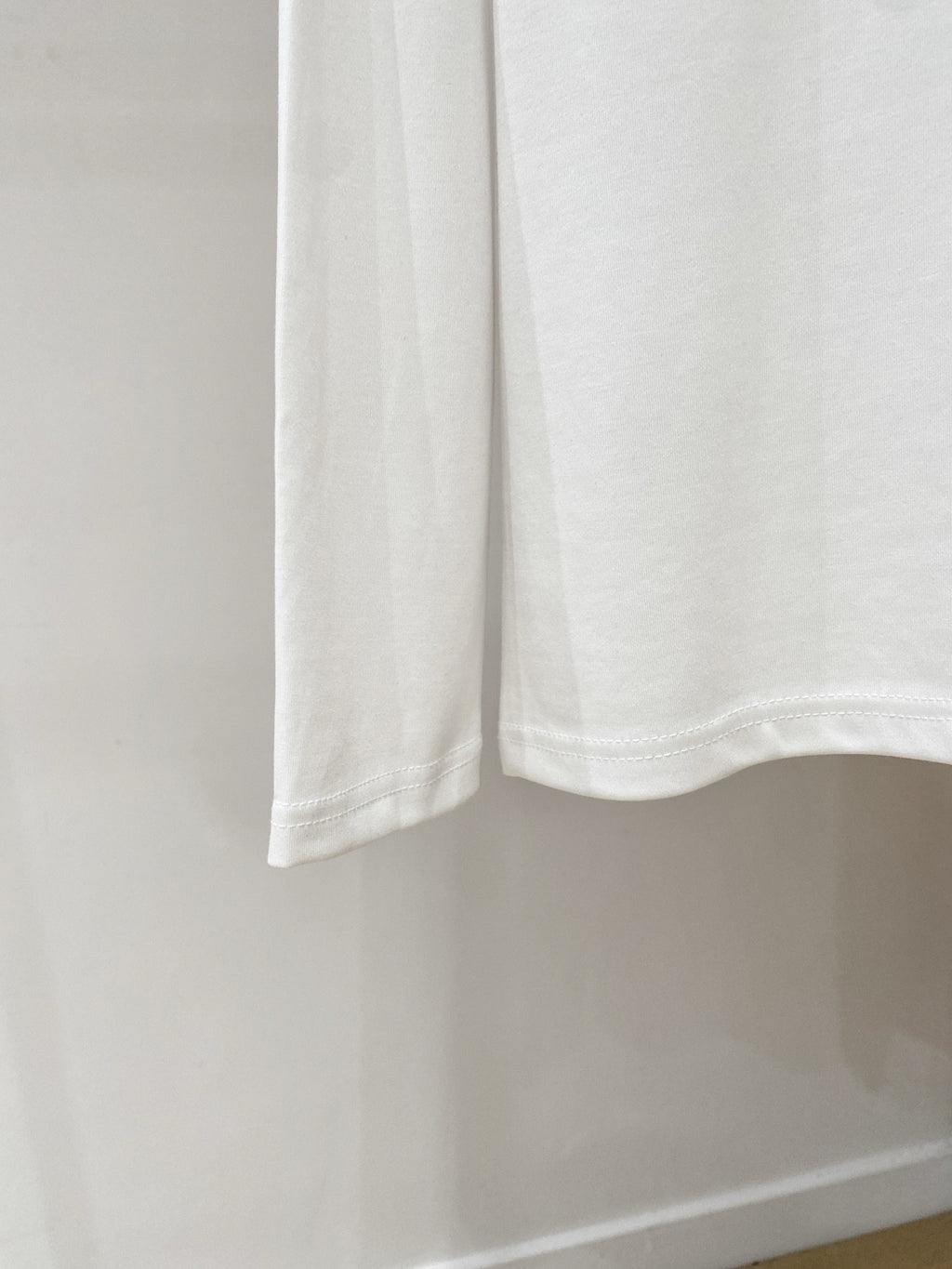 White long-sleeve T-shirt with straight hem