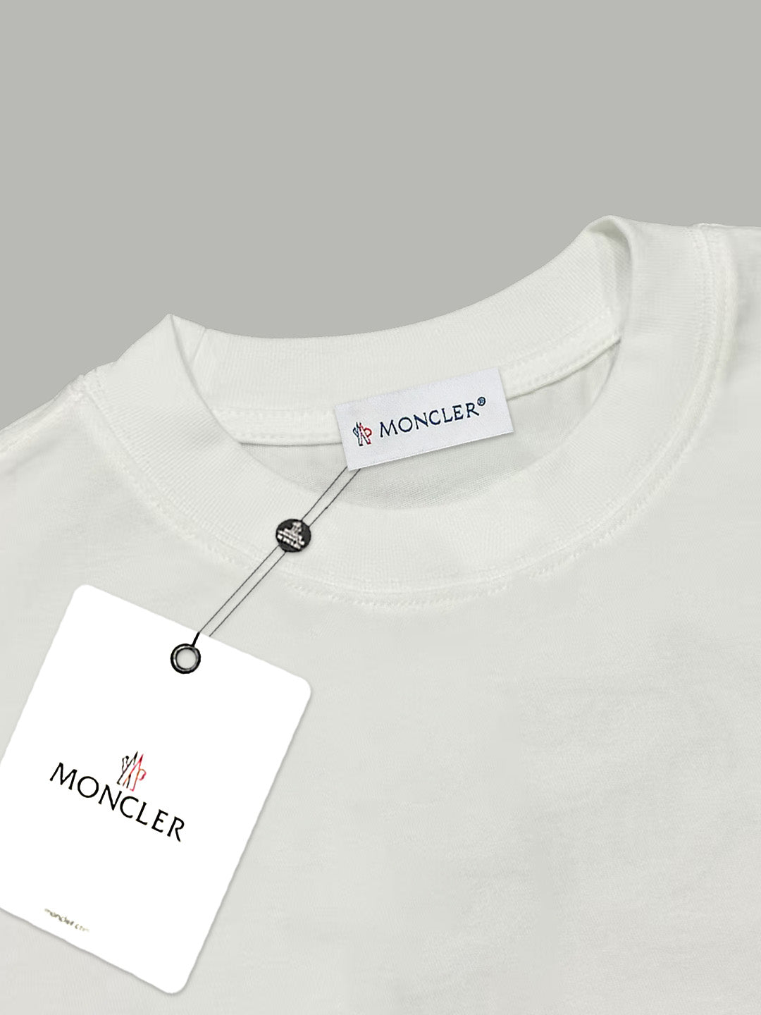 White short-sleeve T-shirt with round neck and brand hang tag