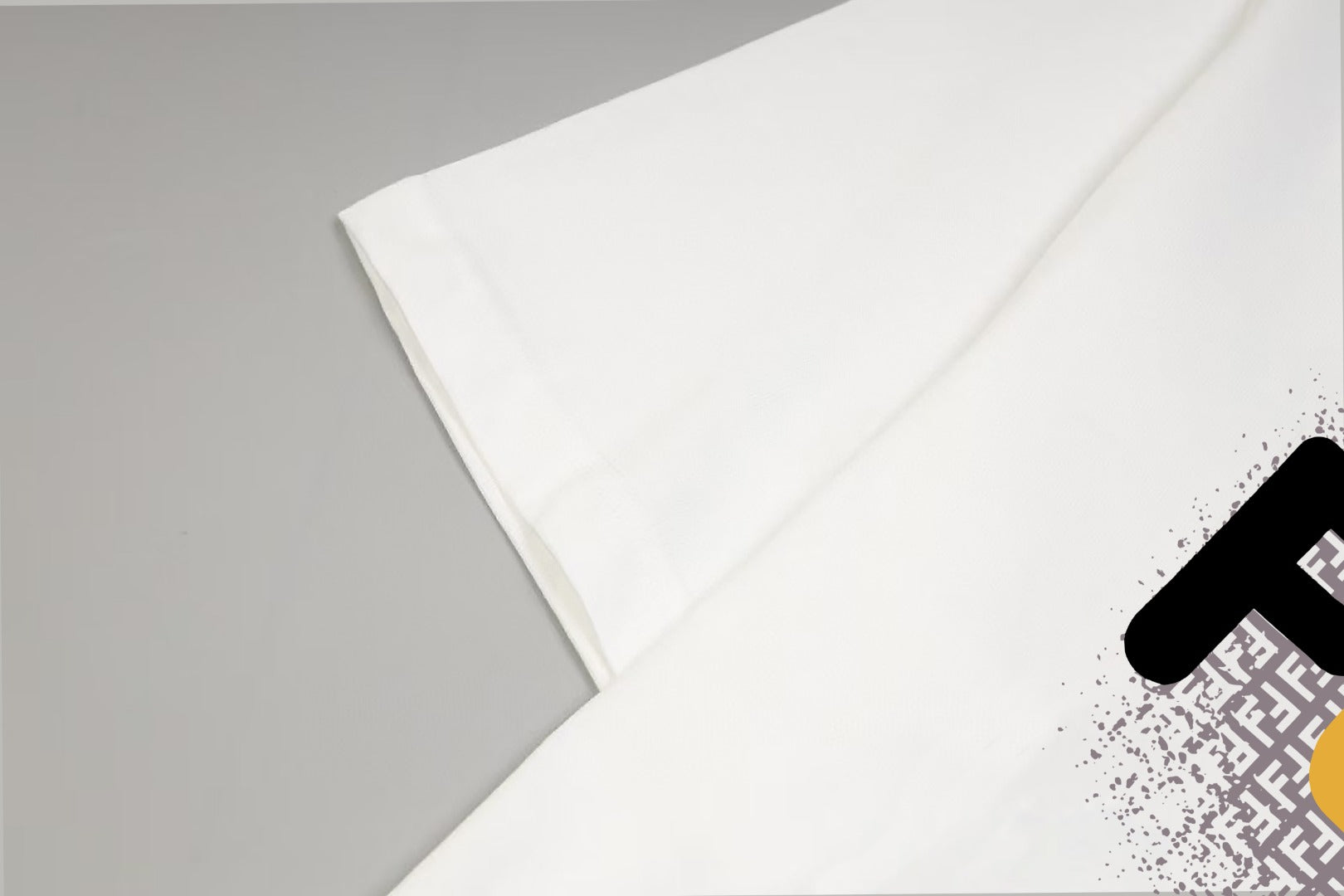 White short-sleeve T-shirt sleeve with small FENDI logo detail