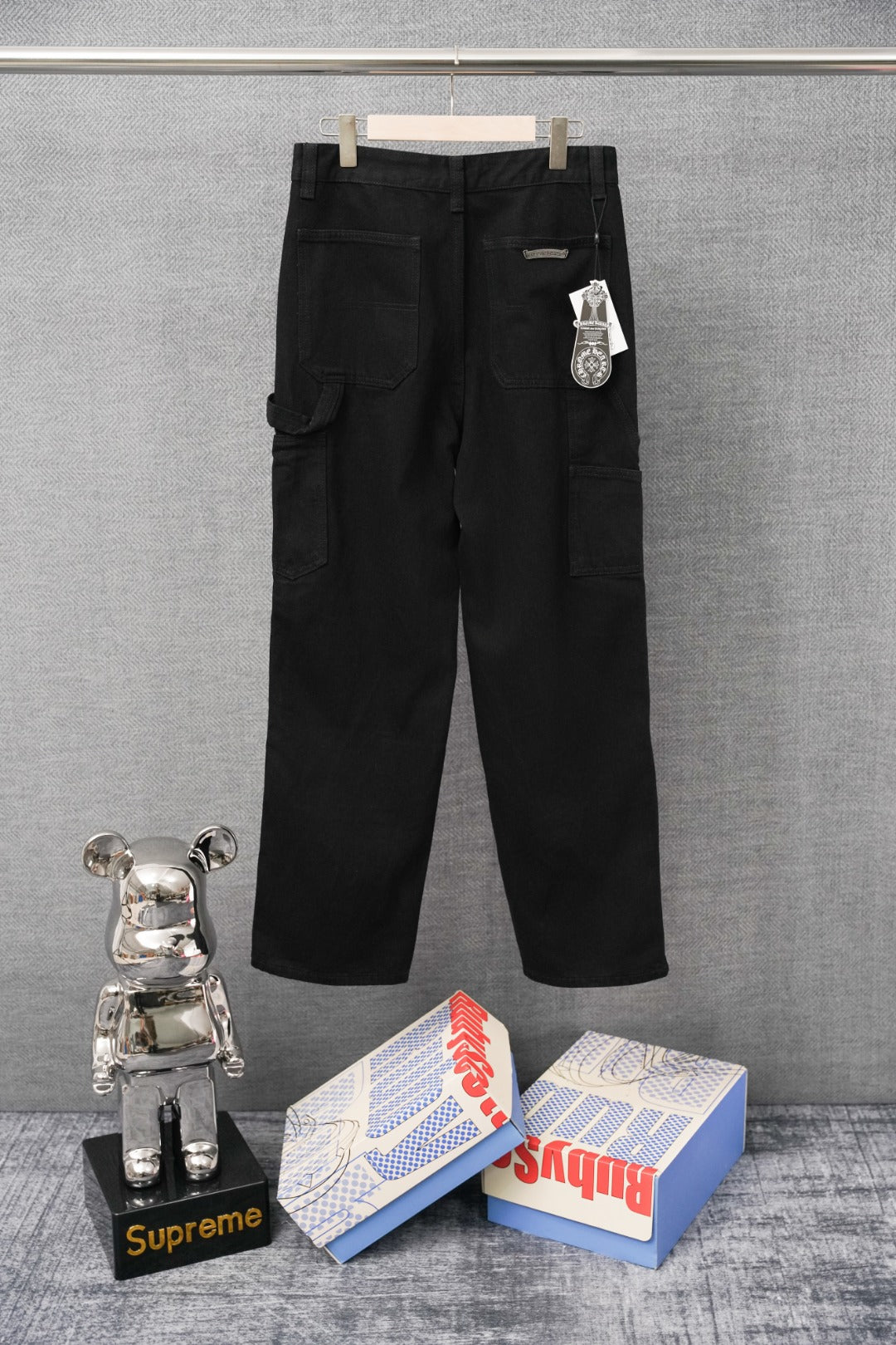 Black cargo pants with front pockets and small tag detail