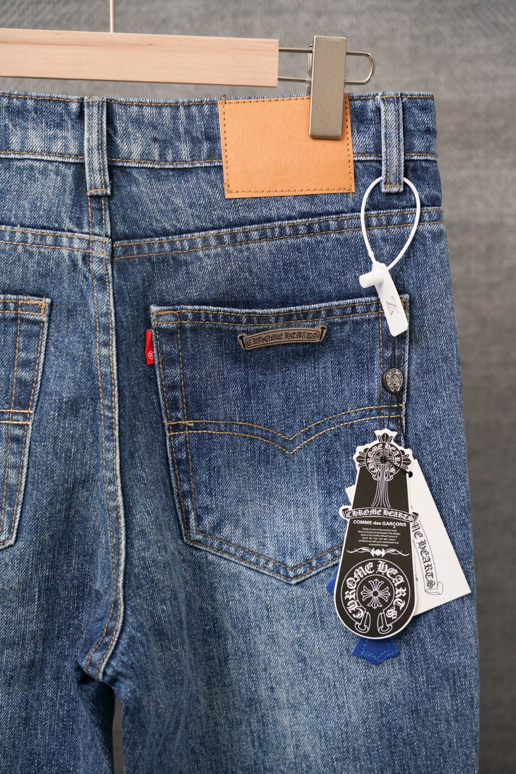 Denim pants with blue cross patches, front pocket and metal tag