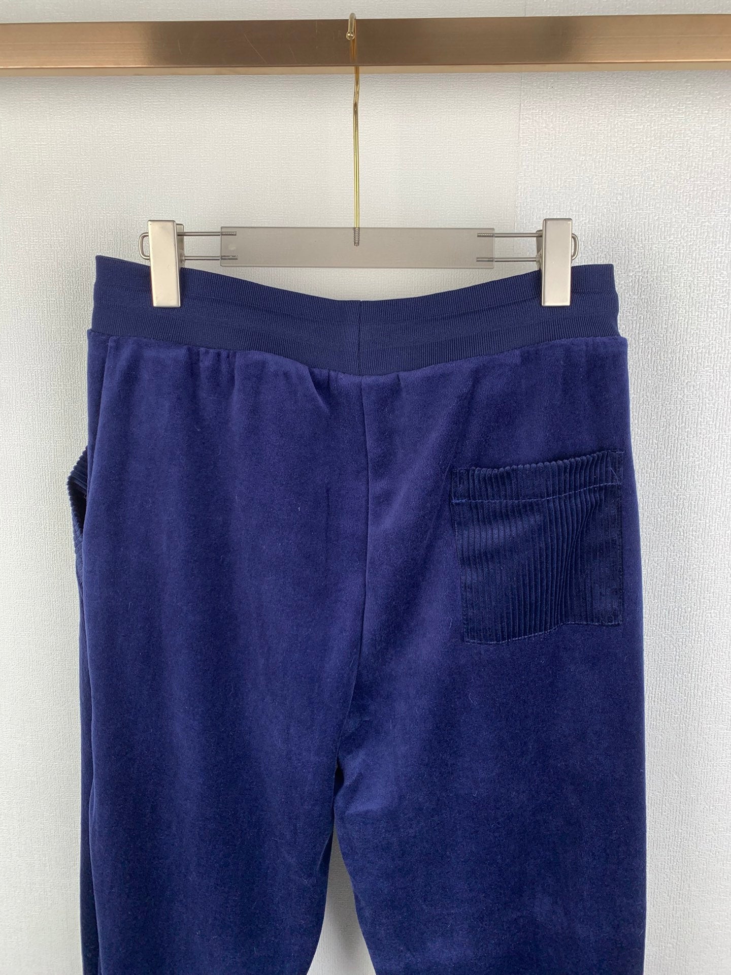 Dark blue sweatpants with back pocket and elastic waist