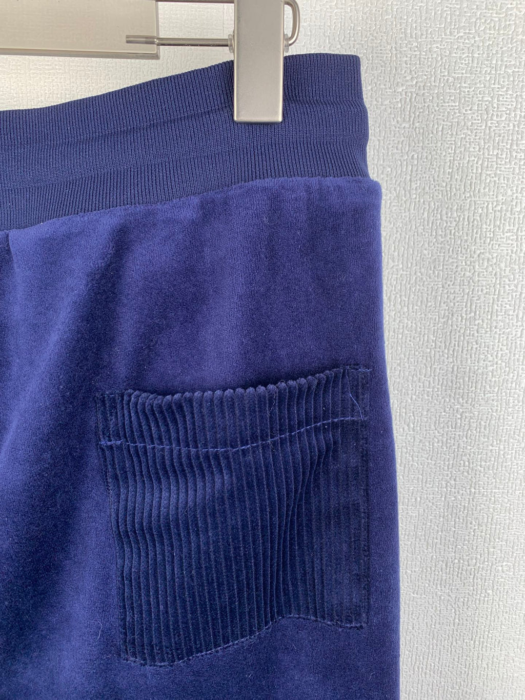Dark blue sweatpants pocket with ribbed waist seam detail