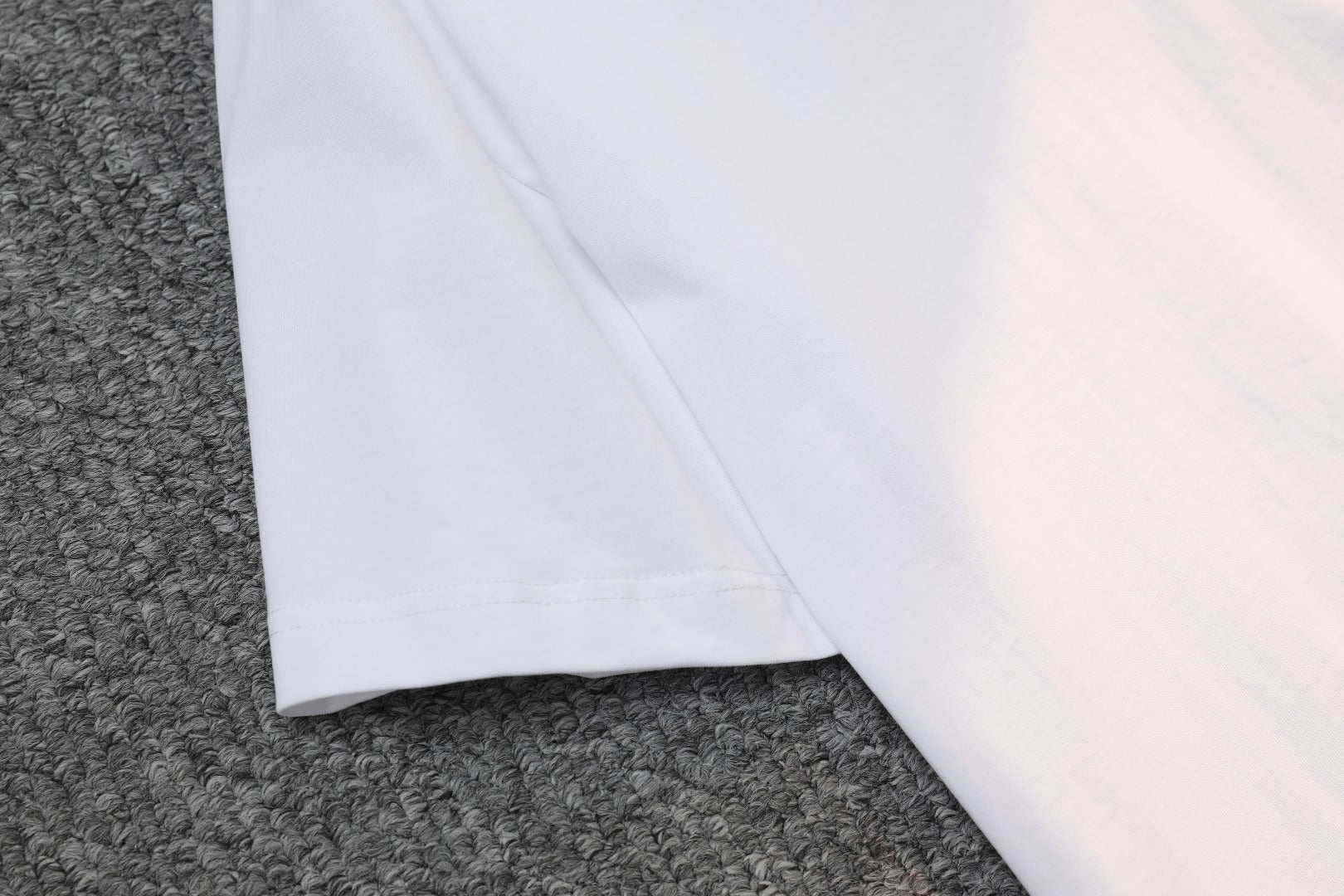 White short-sleeve T-shirt with side seam and straight hem