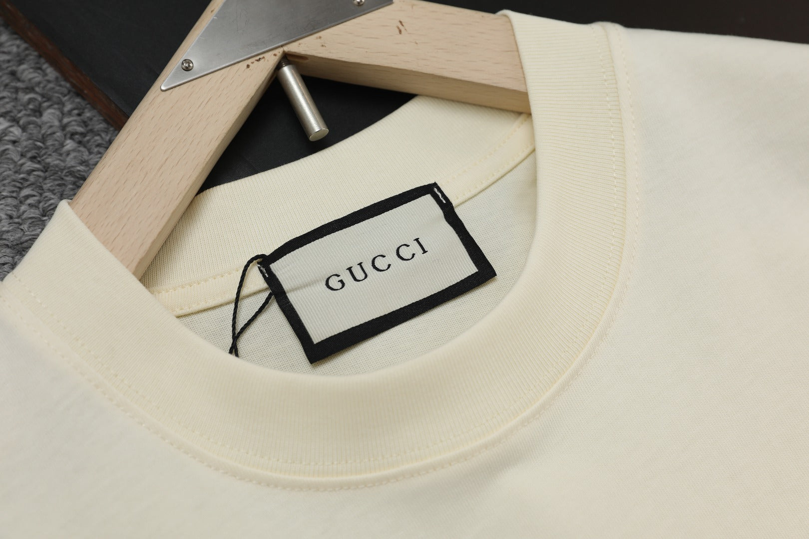Cream short-sleeve T-shirt with crew neck and Gucci logo neck label