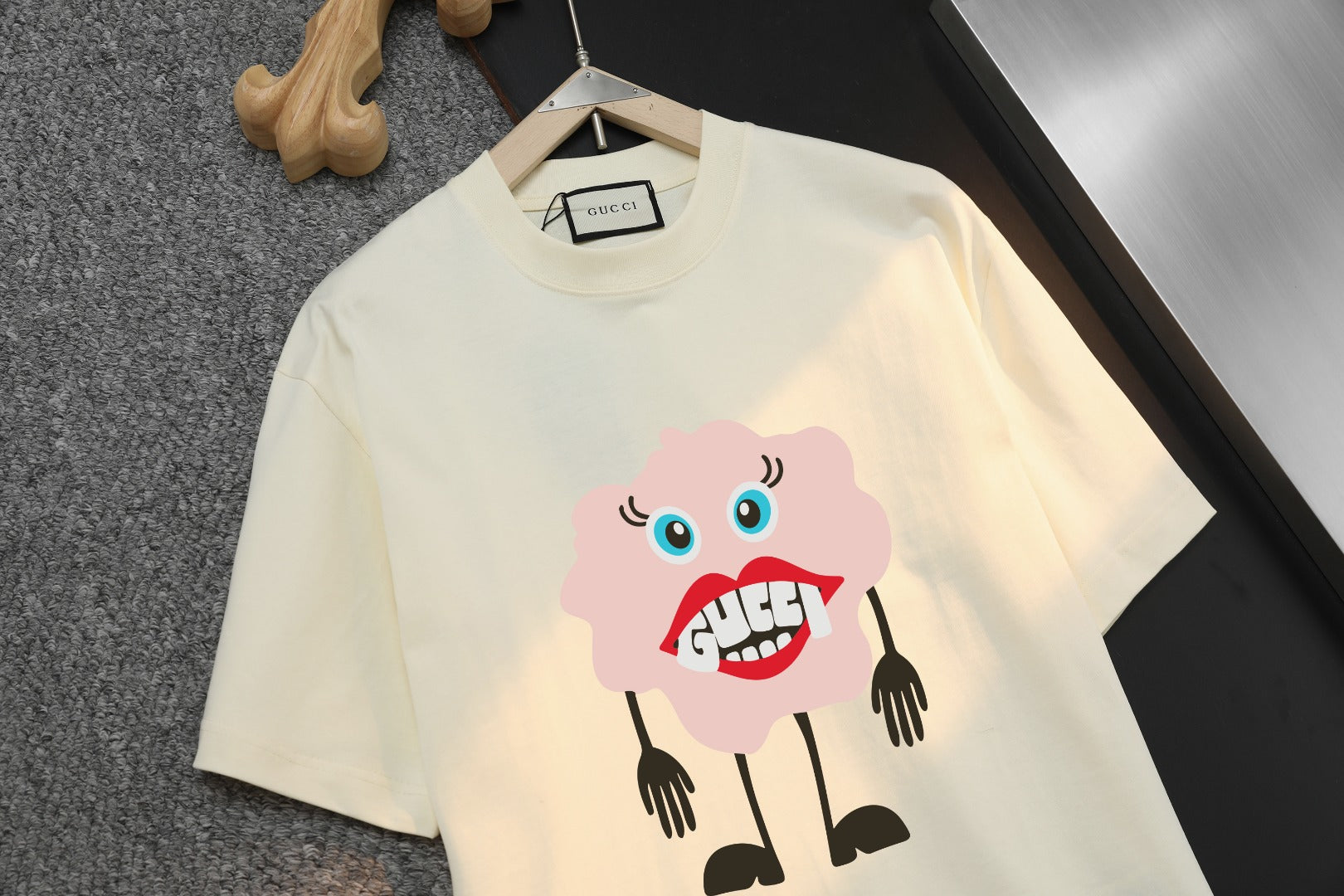 Cream T-shirt with centered cartoon bear face Gucci graphic