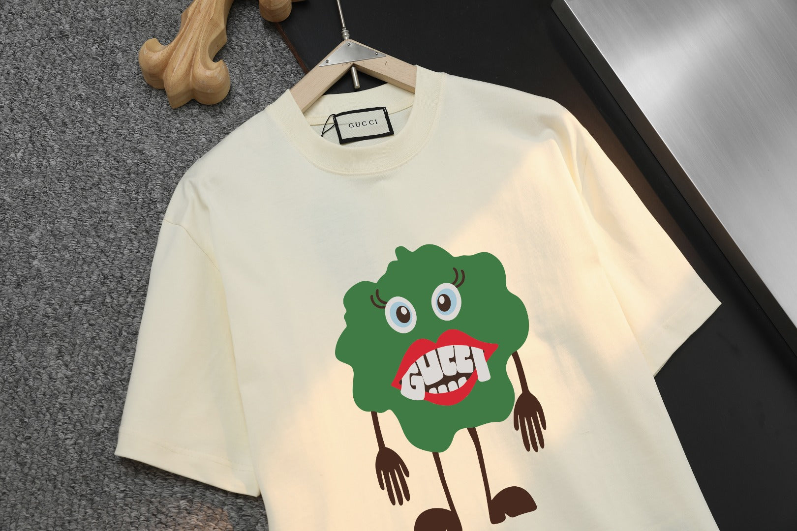 Cream Gucci short-sleeve T-shirt with large green character graphic detail