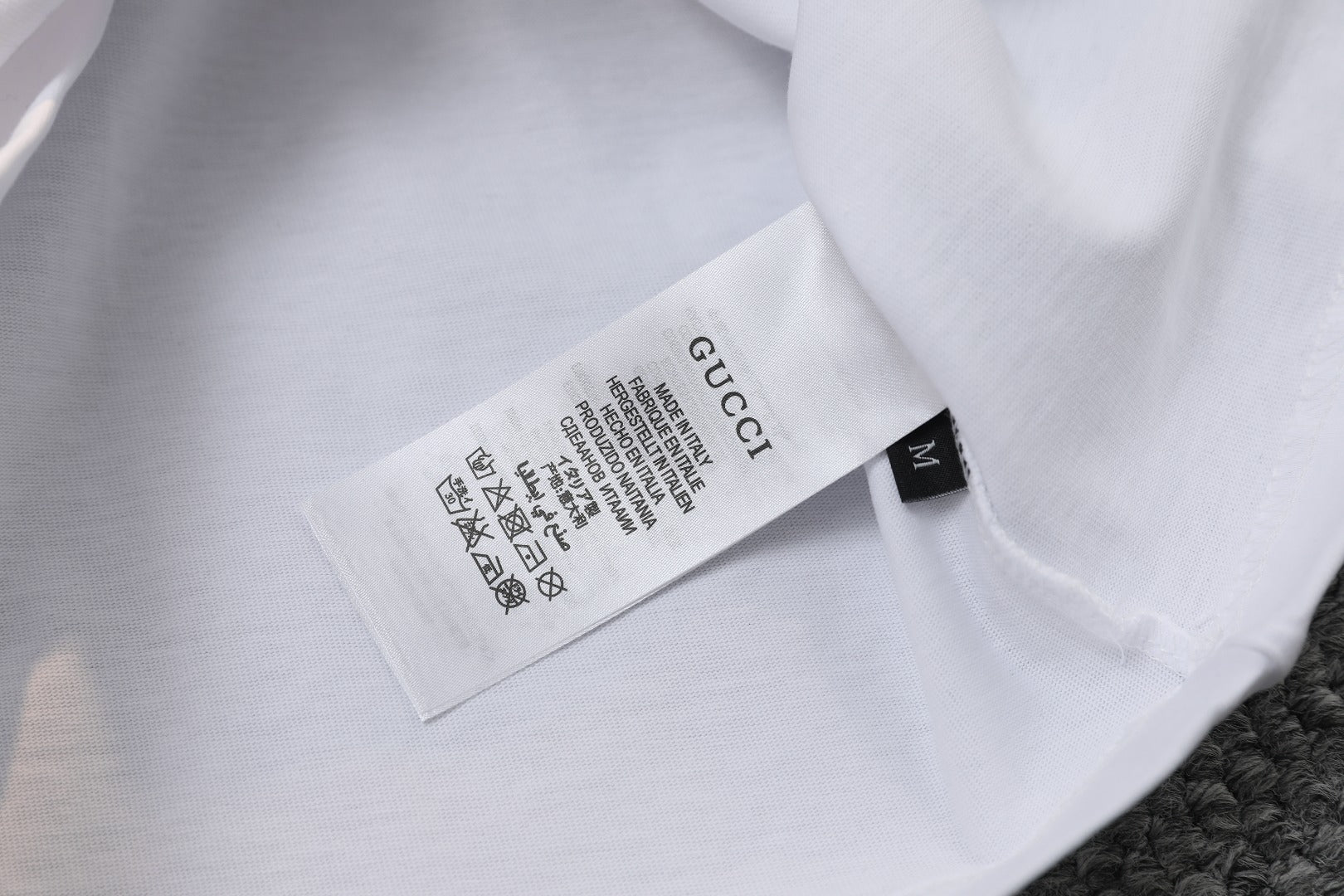 White Gucci short-sleeve T-shirt inner neck care label