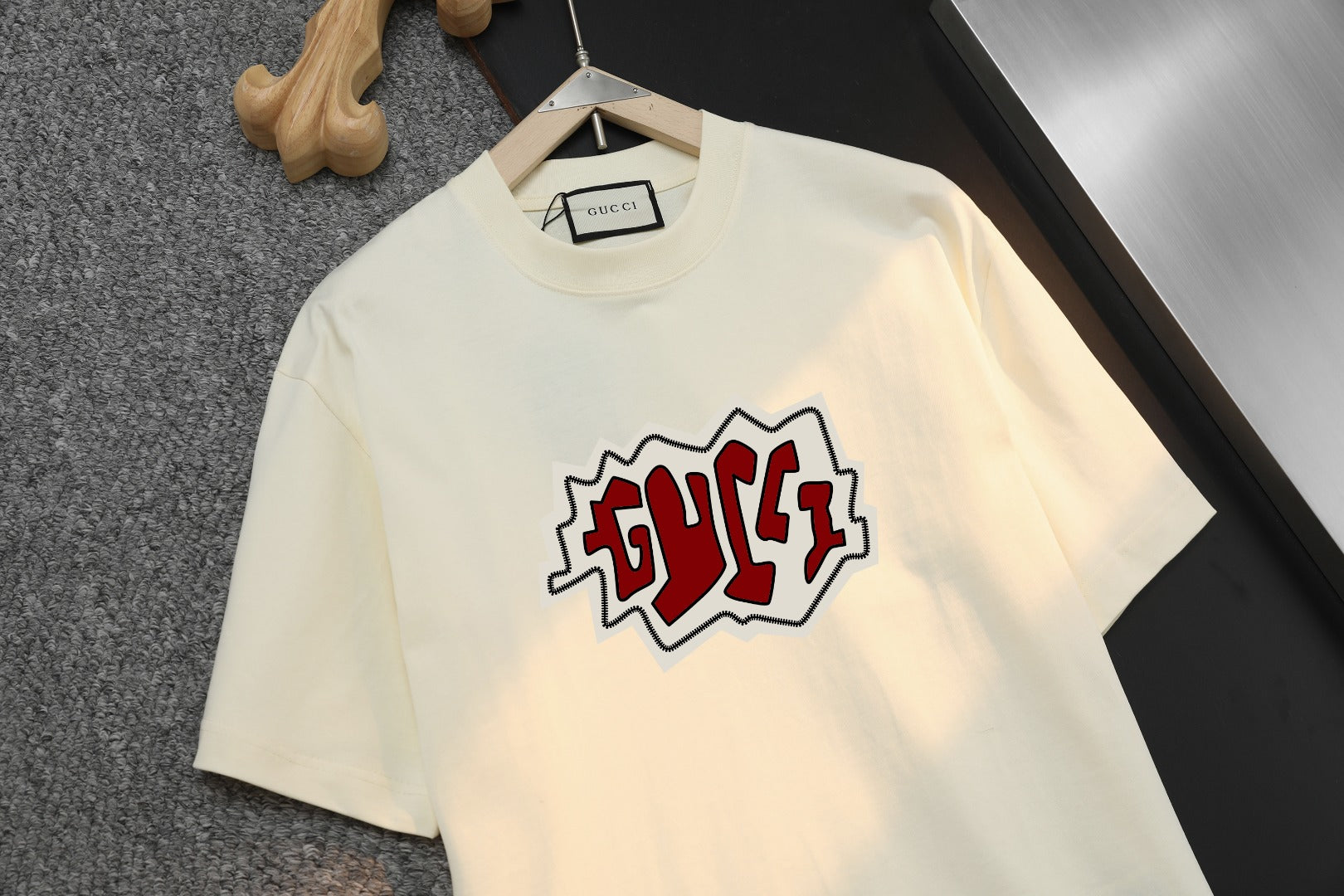 Gucci cream short-sleeve T-shirt with centered multicolor logo graphic