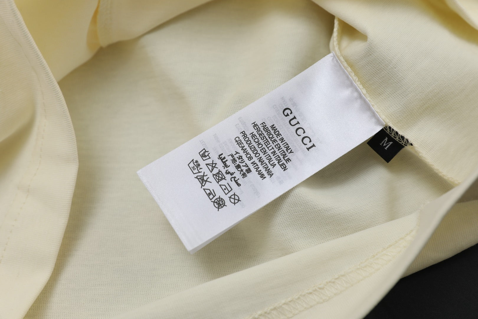 Cream short-sleeve T-shirt inside tag and neckline stitching