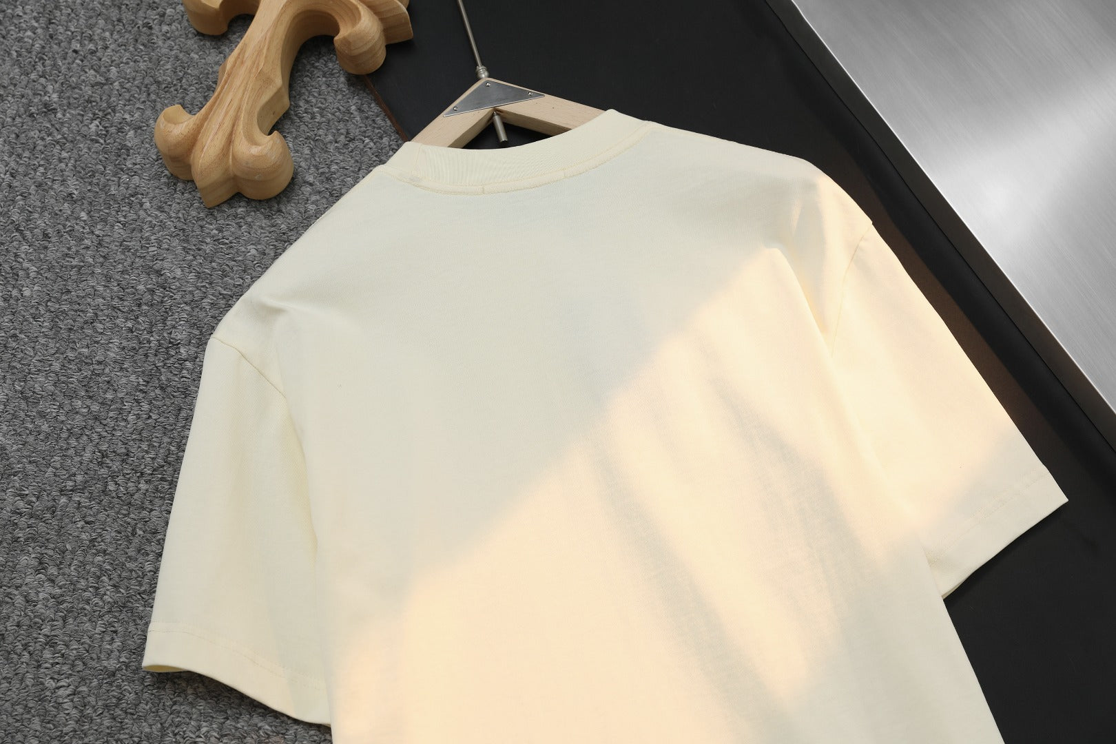 Cream Gucci T-shirt back with plain shoulders and collar